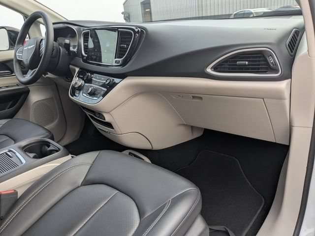 Used 2024 Chrysler Pacifica Touring-L FWD image 6