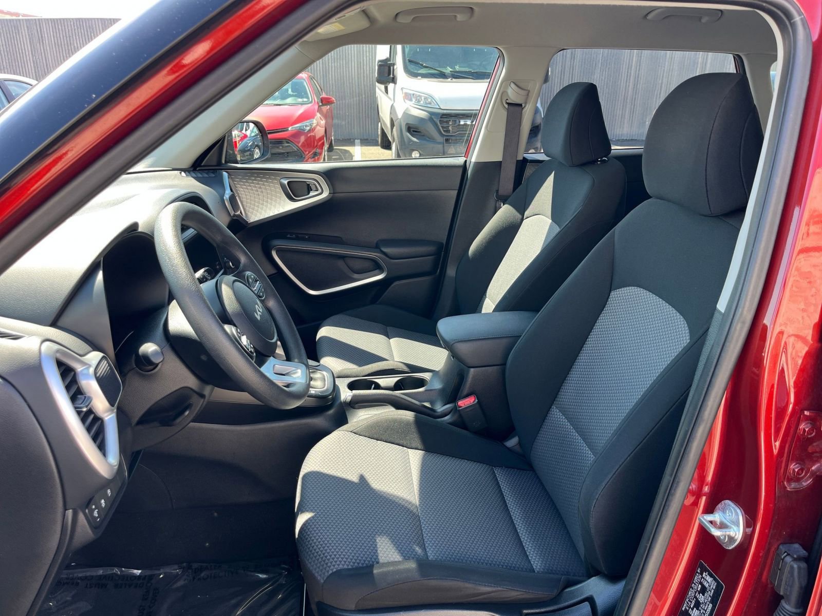 Used 2025 Kia Soul LX w/ LX Technology Package FWD image 34