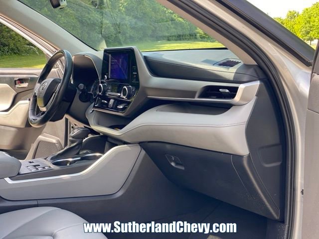 Used 2024 Toyota Highlander XLE AWD/4WD image 19