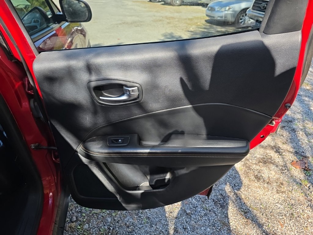 Used 2020 Jeep Compass Latitude AWD/4WD image 18