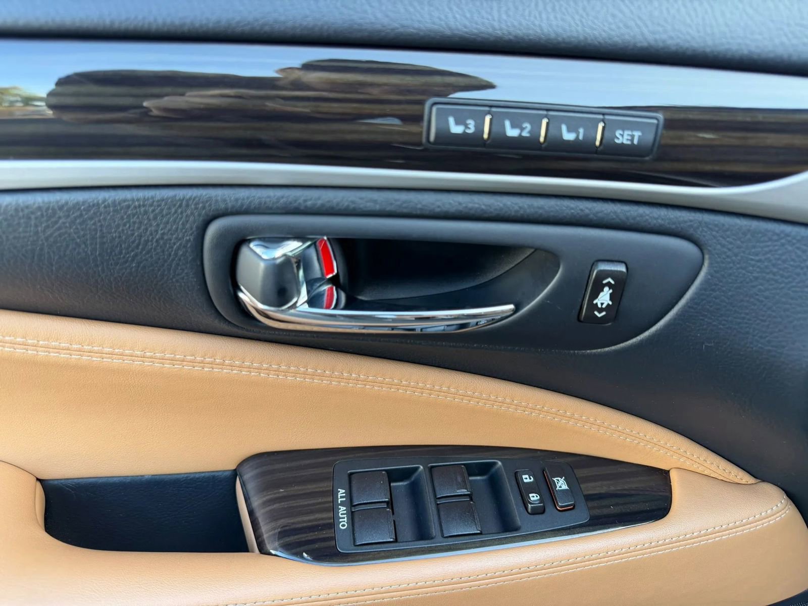 Used 2013 Lexus LS 460 w/ Comfort Pkg RWD image 8