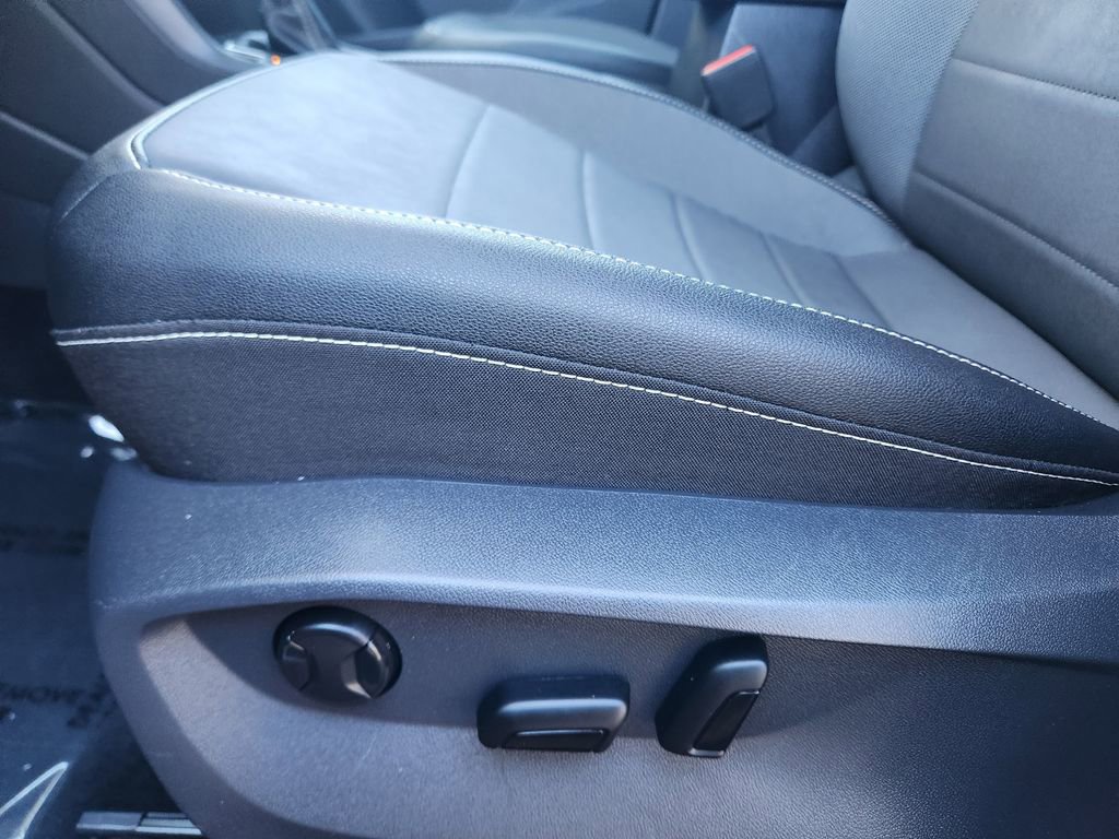 Certified 2024 Volkswagen Taos SE image 9