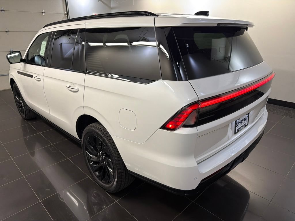 New 2026 Lincoln Navigator Reserve w/ Jet Appearance Package AWD/4WD image 4