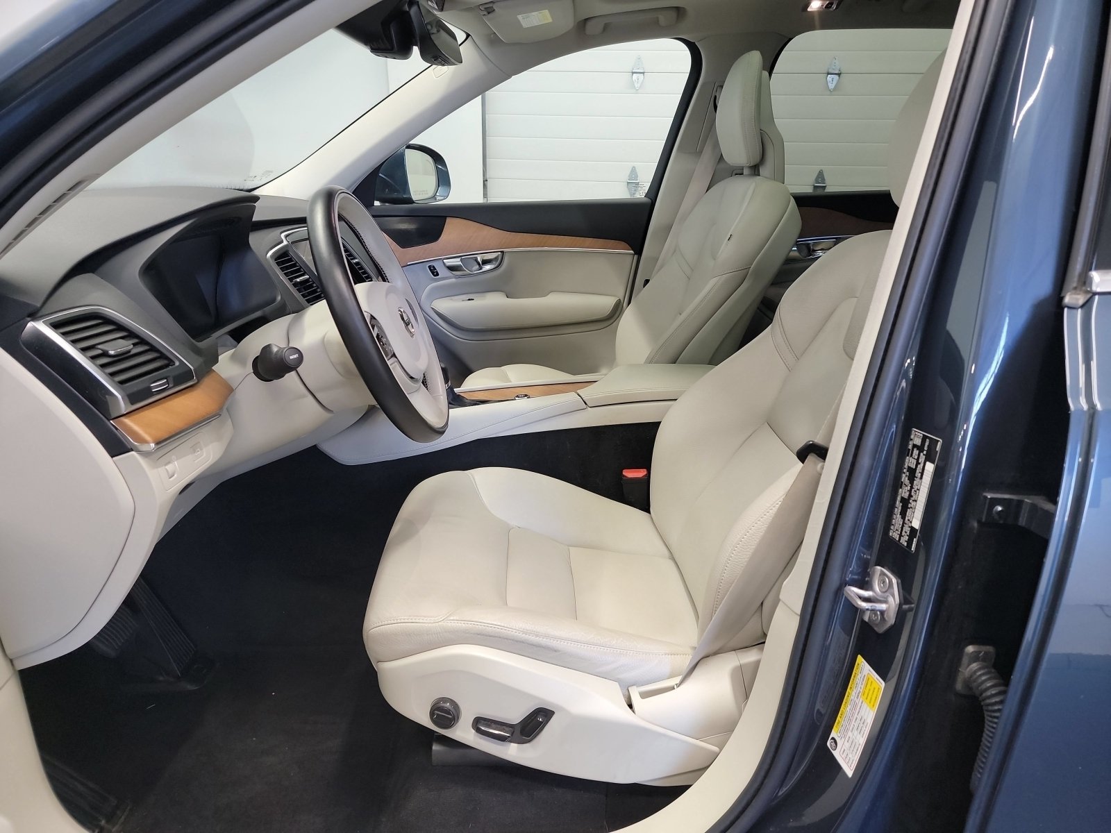 Used 2022 Volvo XC90 T6 Momentum w/ Climate Package AWD/4WD image 12