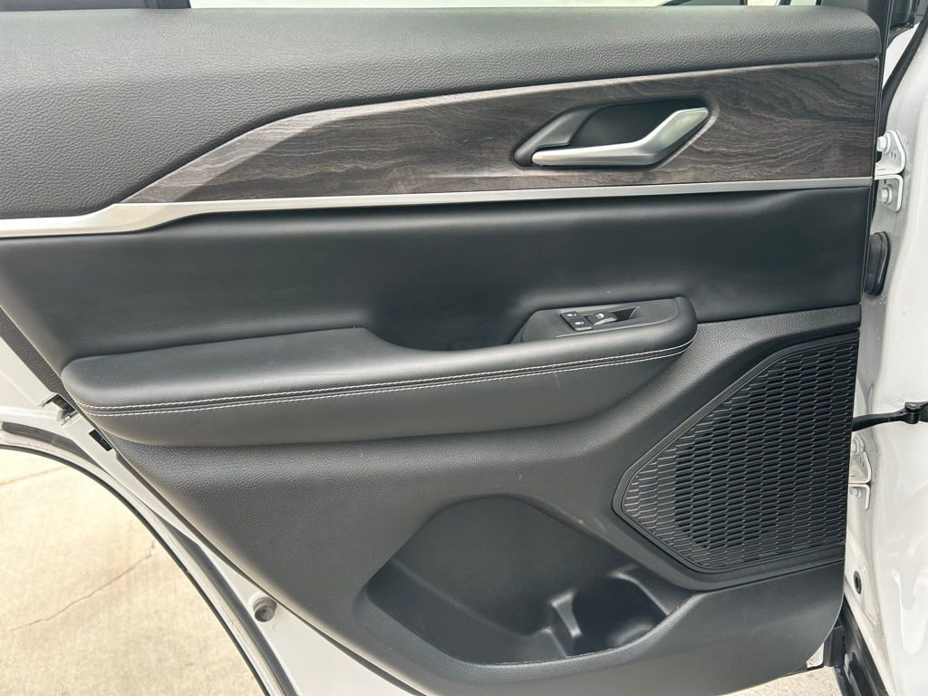 Used 2023 Jeep Grand Cherokee Limited image 24