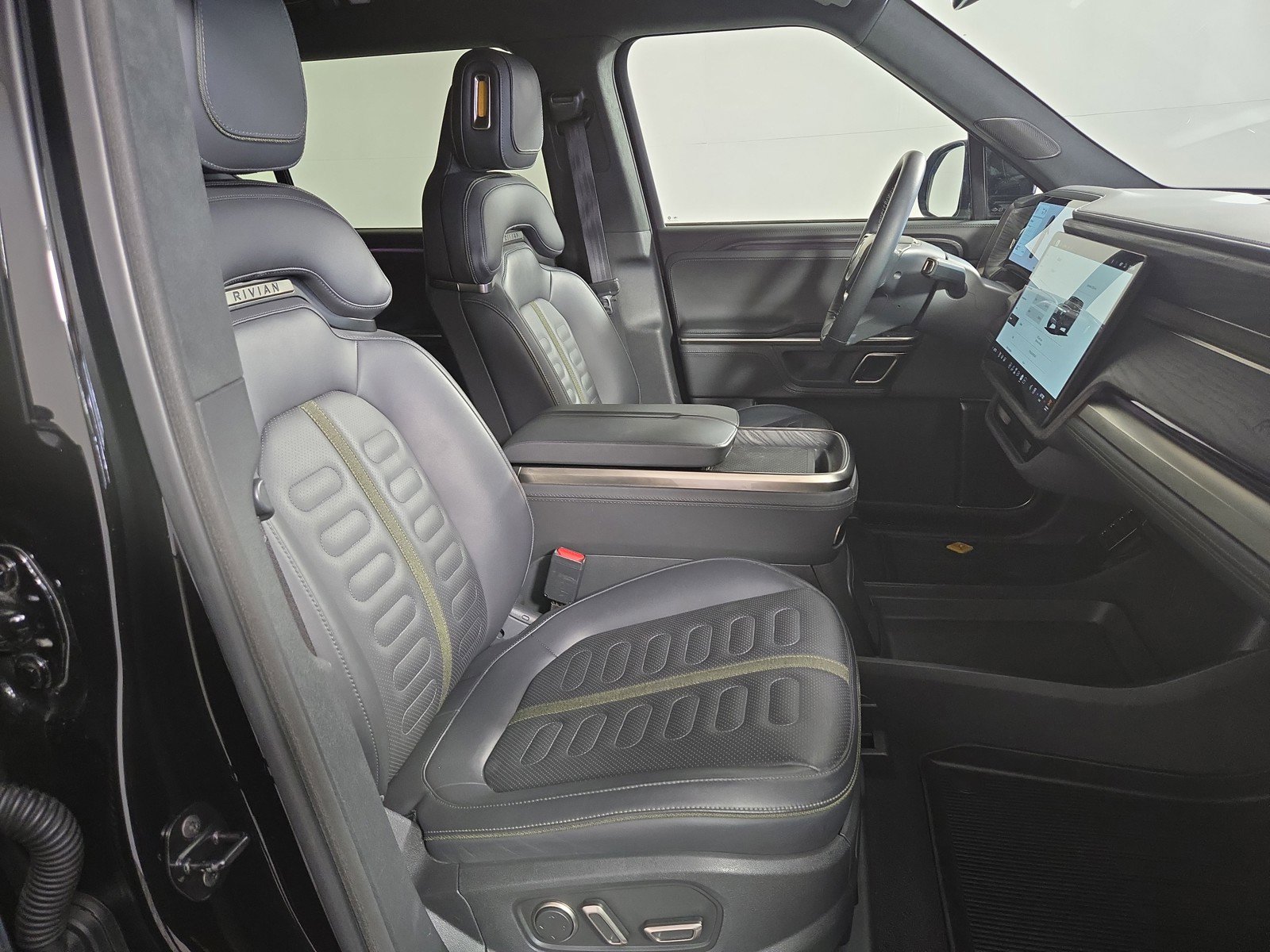 Used 2024 Rivian R1S Adventure image 24