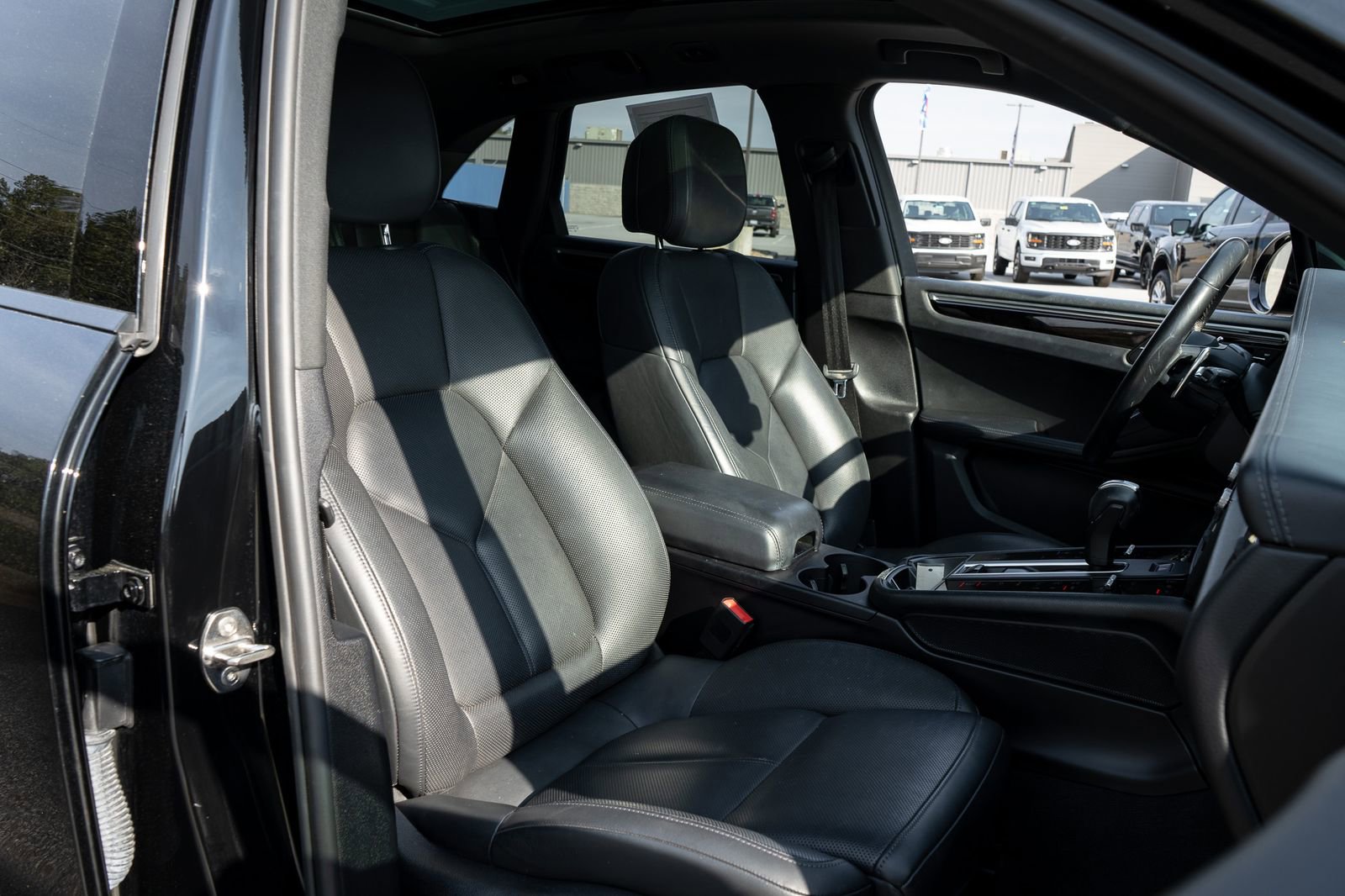 Used 2022 Porsche Macan Base w/ Premium Package Plus image 23