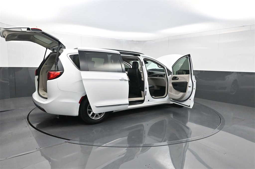 Used 2017 Chrysler Pacifica Touring-L image 35