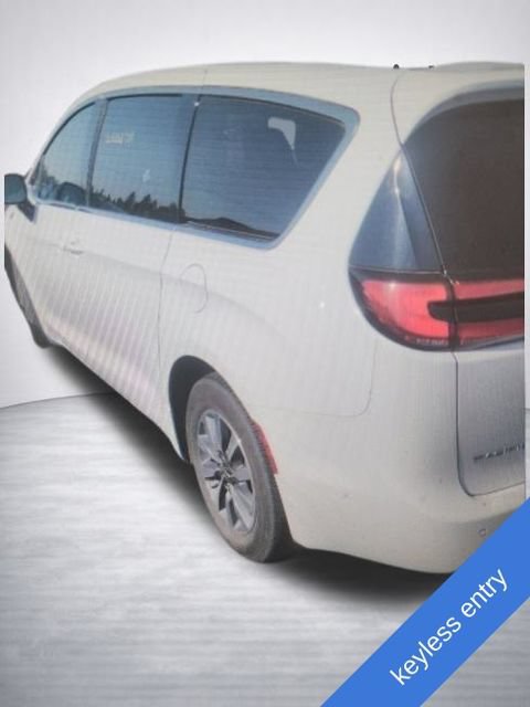 Used 2024 Chrysler Pacifica Limited FWD image 4