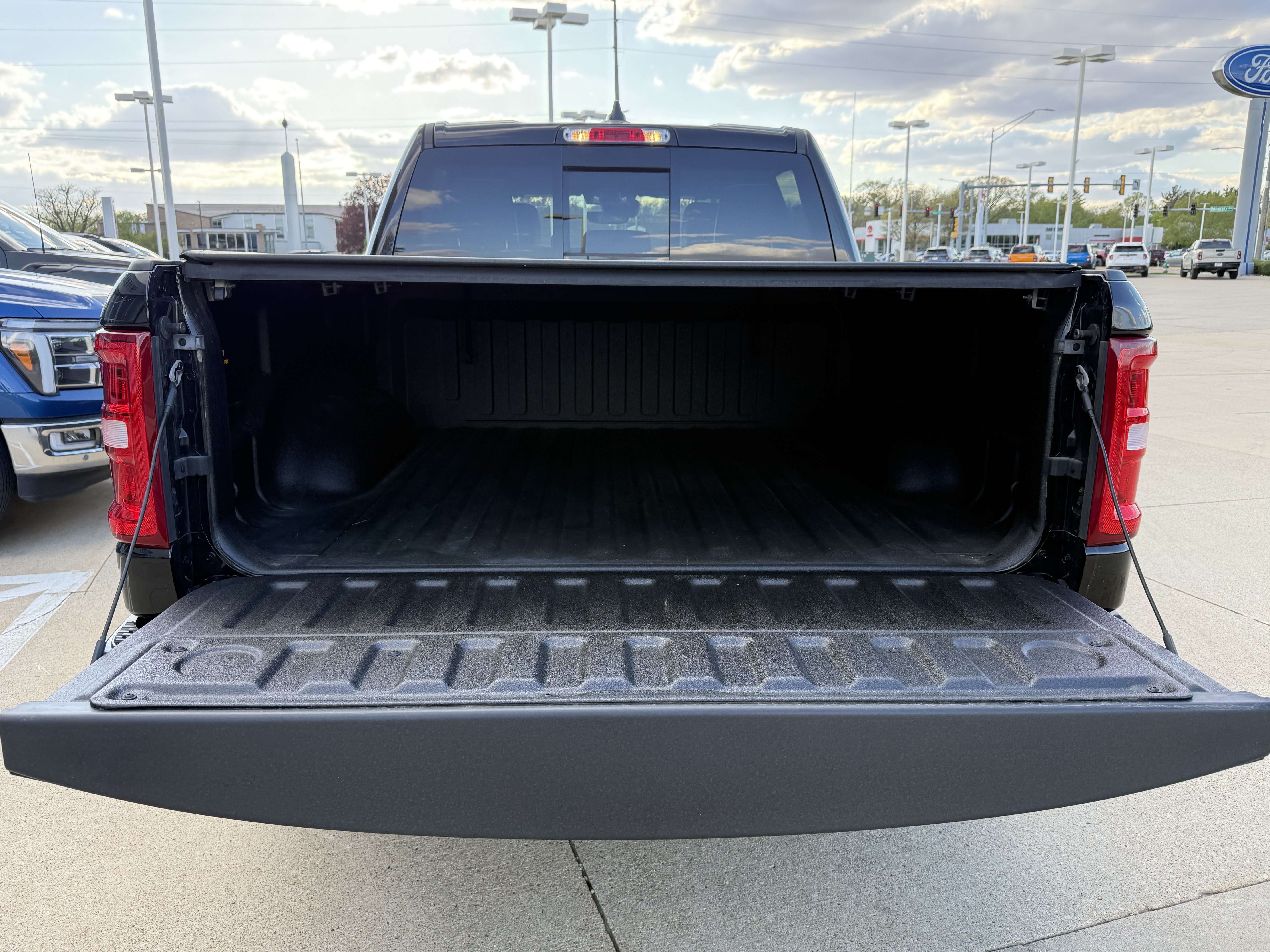 Used 2025 RAM 1500 Laramie w/ Sport Appearance Package AWD/4WD image 10