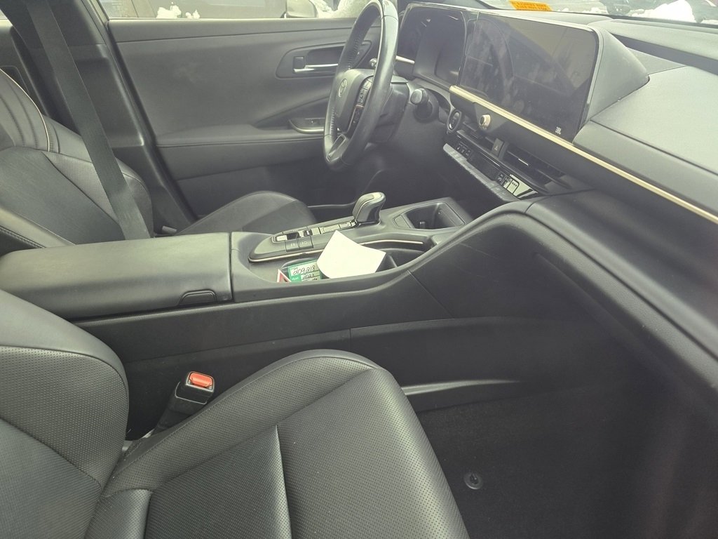 Used 2023 Toyota Crown Limited image 14