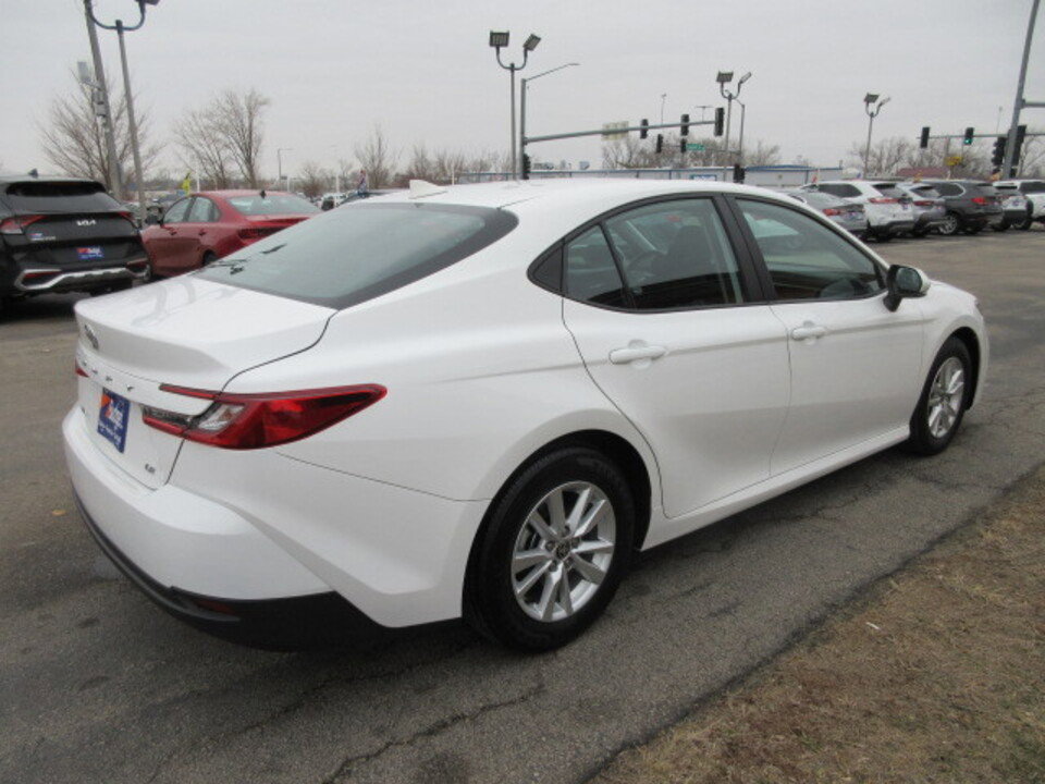Used 2025 Toyota Camry LE image 5