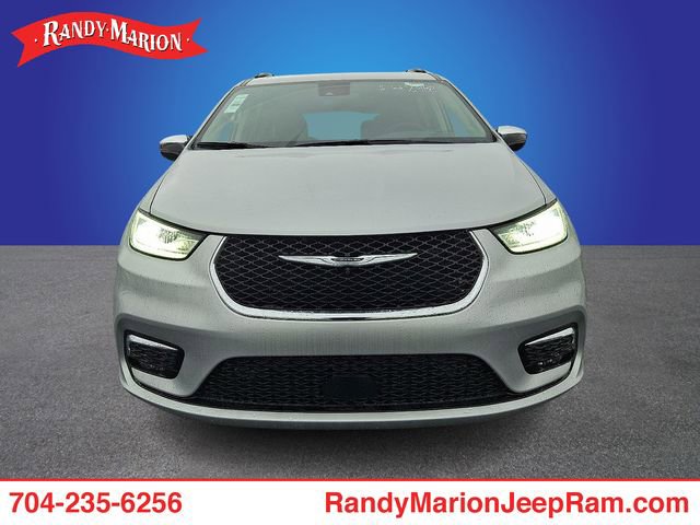 Used 2023 Chrysler Pacifica Limited w/ Uconnect Theater Family Group image 2