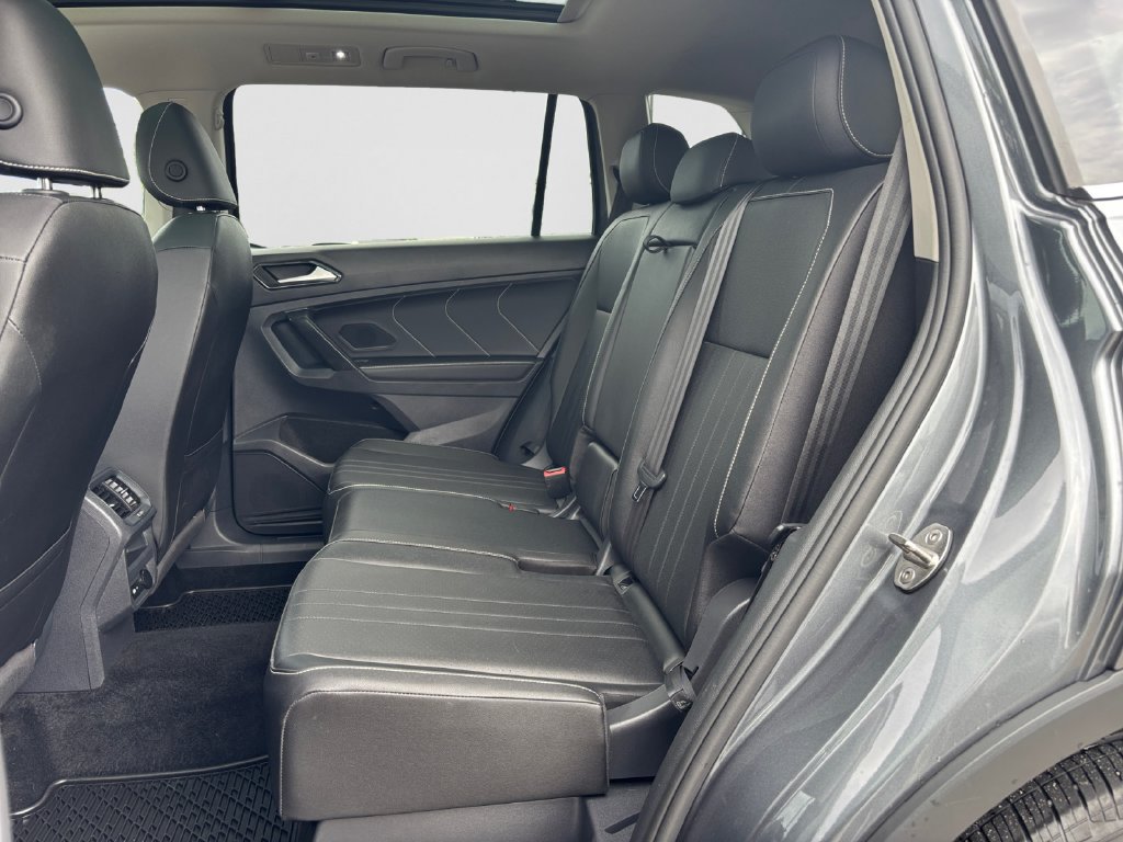 Used 2023 Volkswagen Tiguan SE AWD/4WD image 33