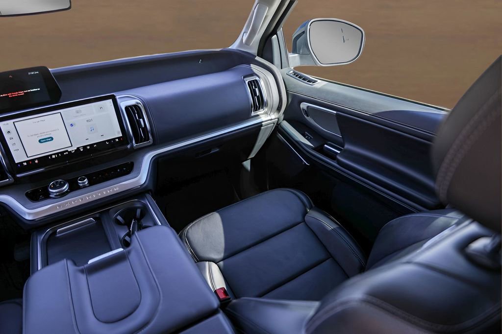 Used 2025 Ford Expedition Platinum image 30