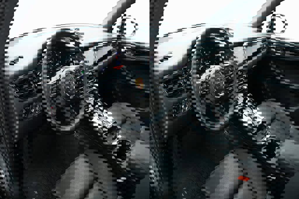 Certified 2025 Porsche Macan image 4