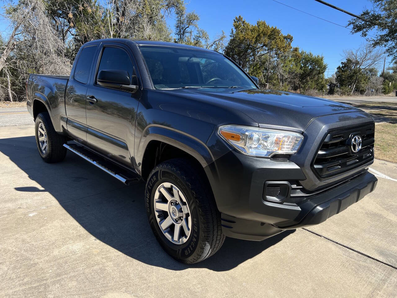 Used 2017 Toyota Tacoma SR image 1