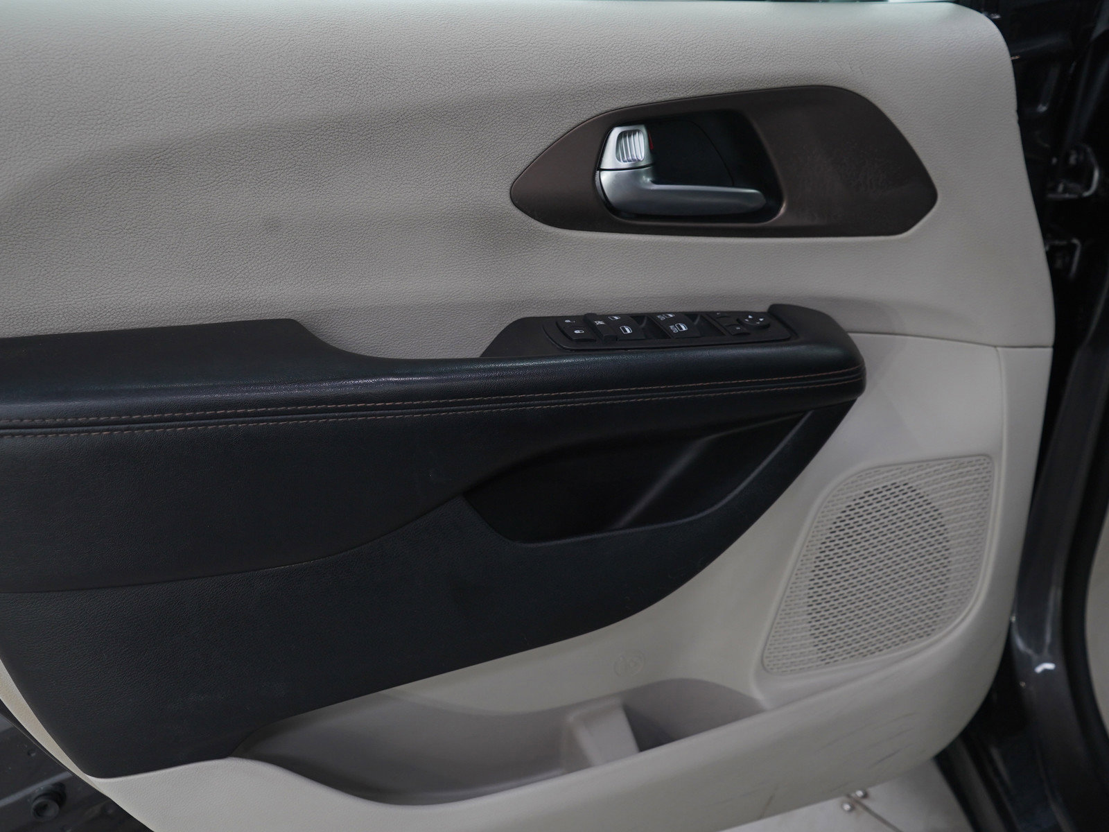 Used 2019 Chrysler Pacifica Touring-L image 24