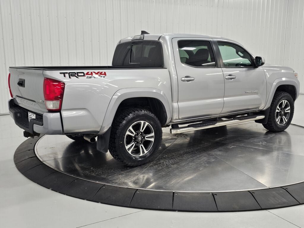 Used 2017 Toyota Tacoma TRD Sport w/ Tow Package (A/T) AWD/4WD image 5