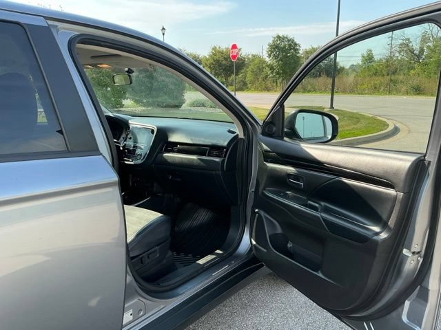 Used 2019 Mitsubishi Outlander SE AWD/4WD image 16