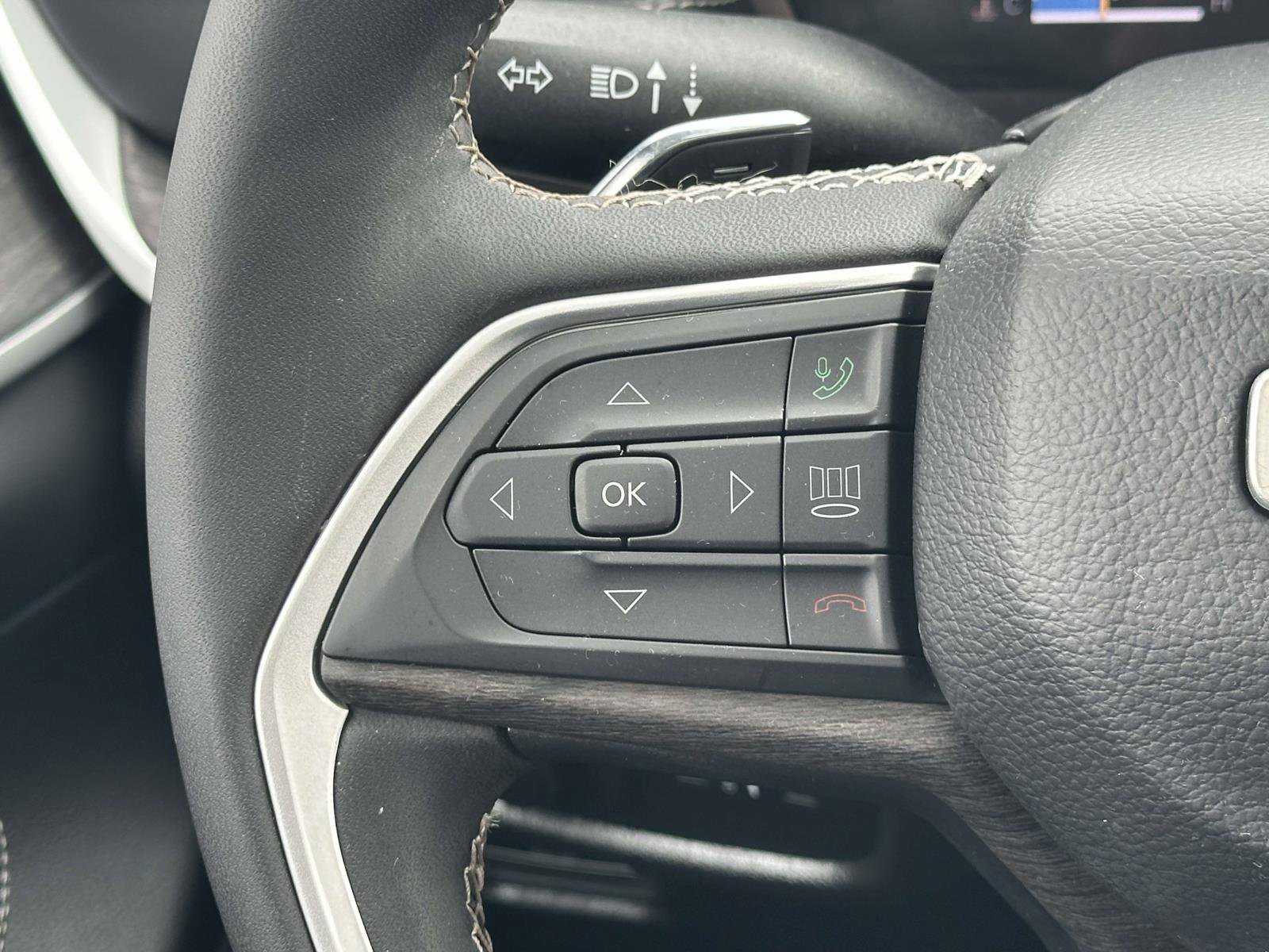 Used 2023 Jeep Grand Cherokee Limited image 24