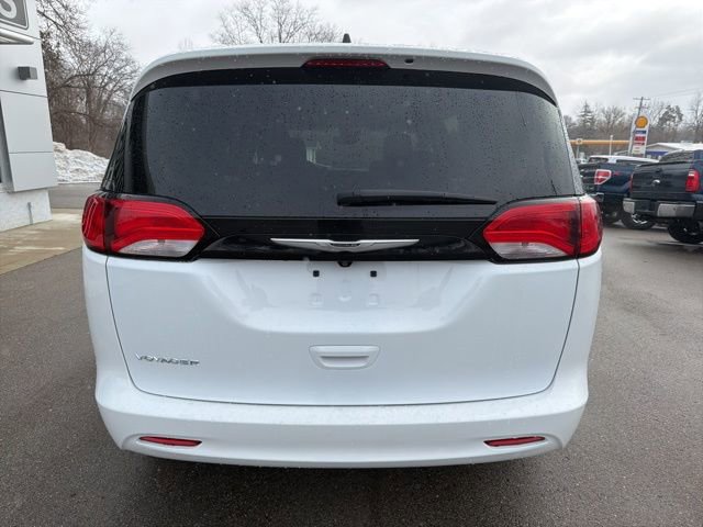 Used 2024 Chrysler Voyager LX image 4