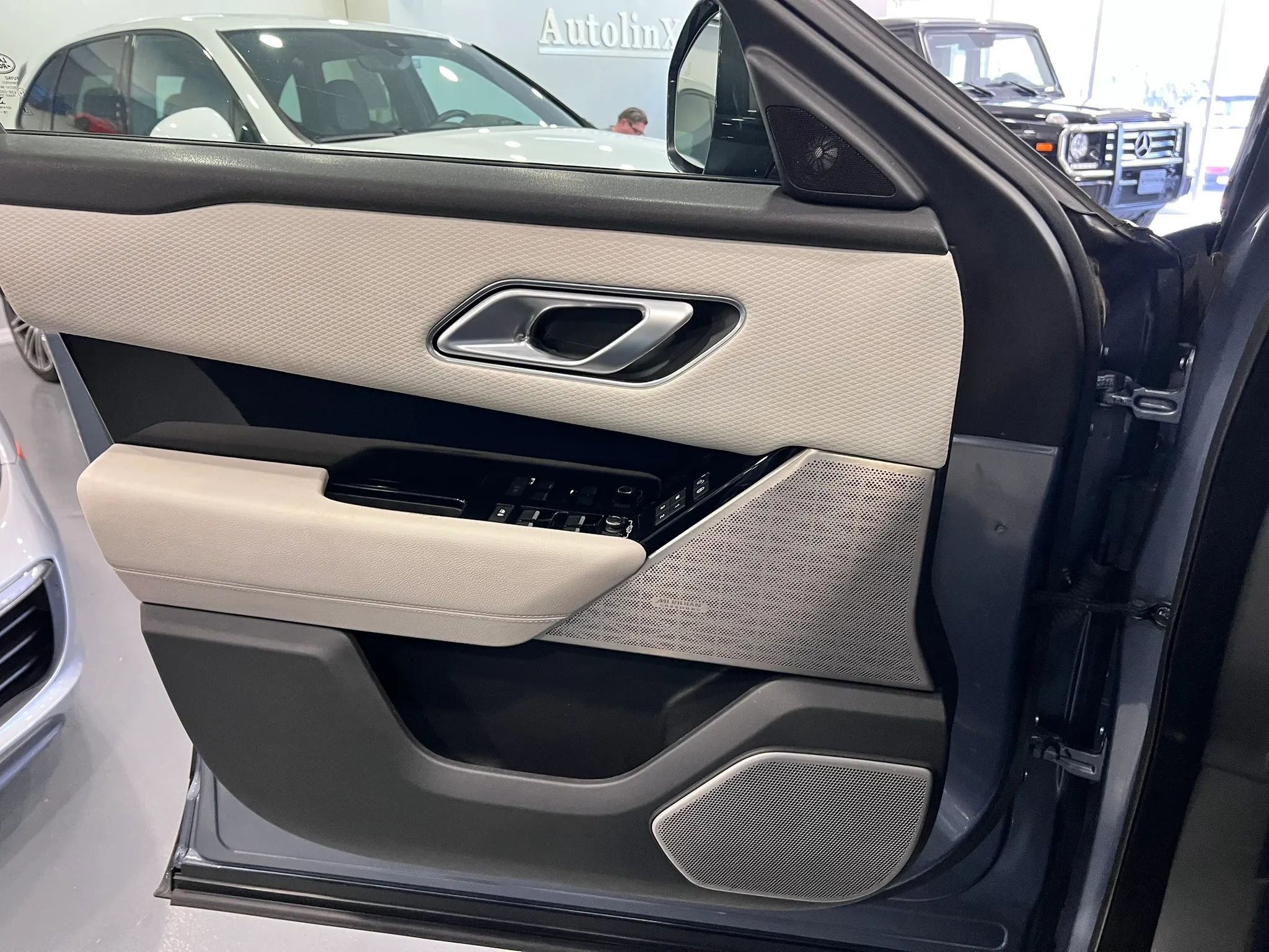 Used 2019 Land Rover Range Rover Velar R-Dynamic SE AWD/4WD image 27