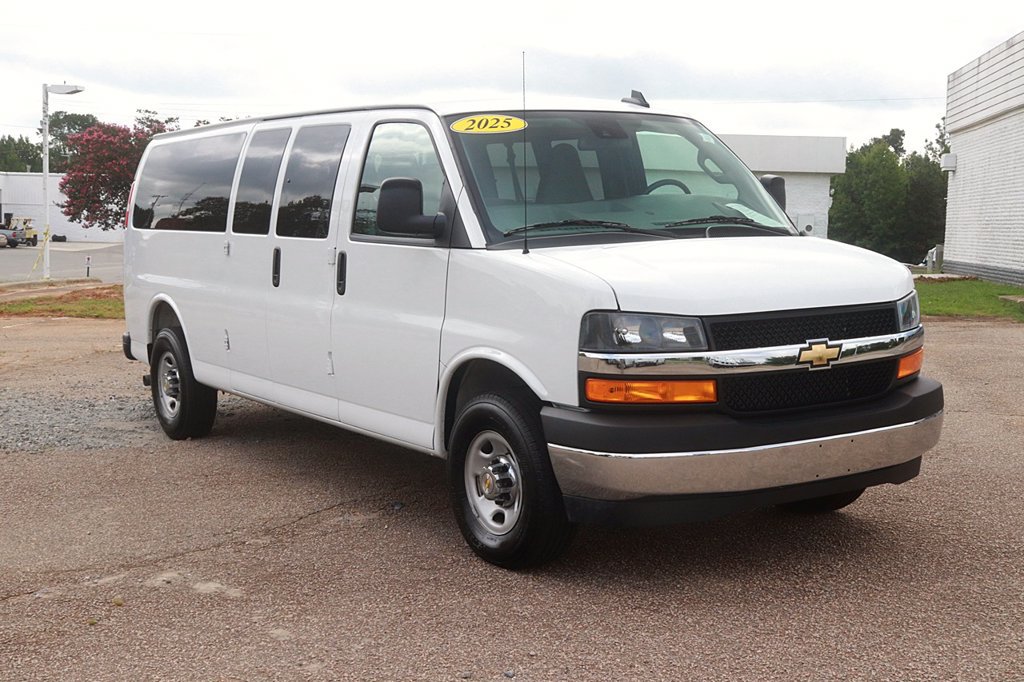 Used 2025 Chevrolet Express 3500 LT w/ LT Preferred Equipment Group RWD image 3