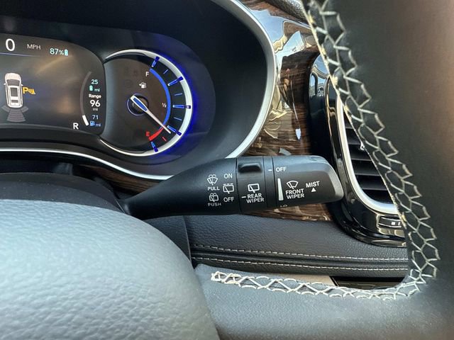 Used 2023 Chrysler Pacifica Limited image 31