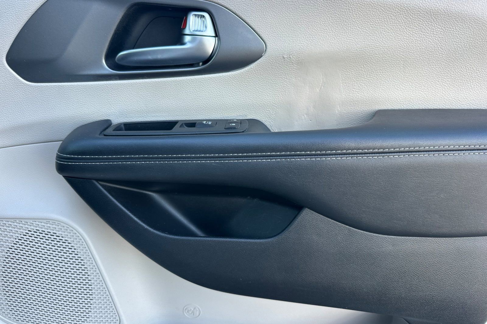 Used 2022 Chrysler Pacifica Touring-L FWD image 21