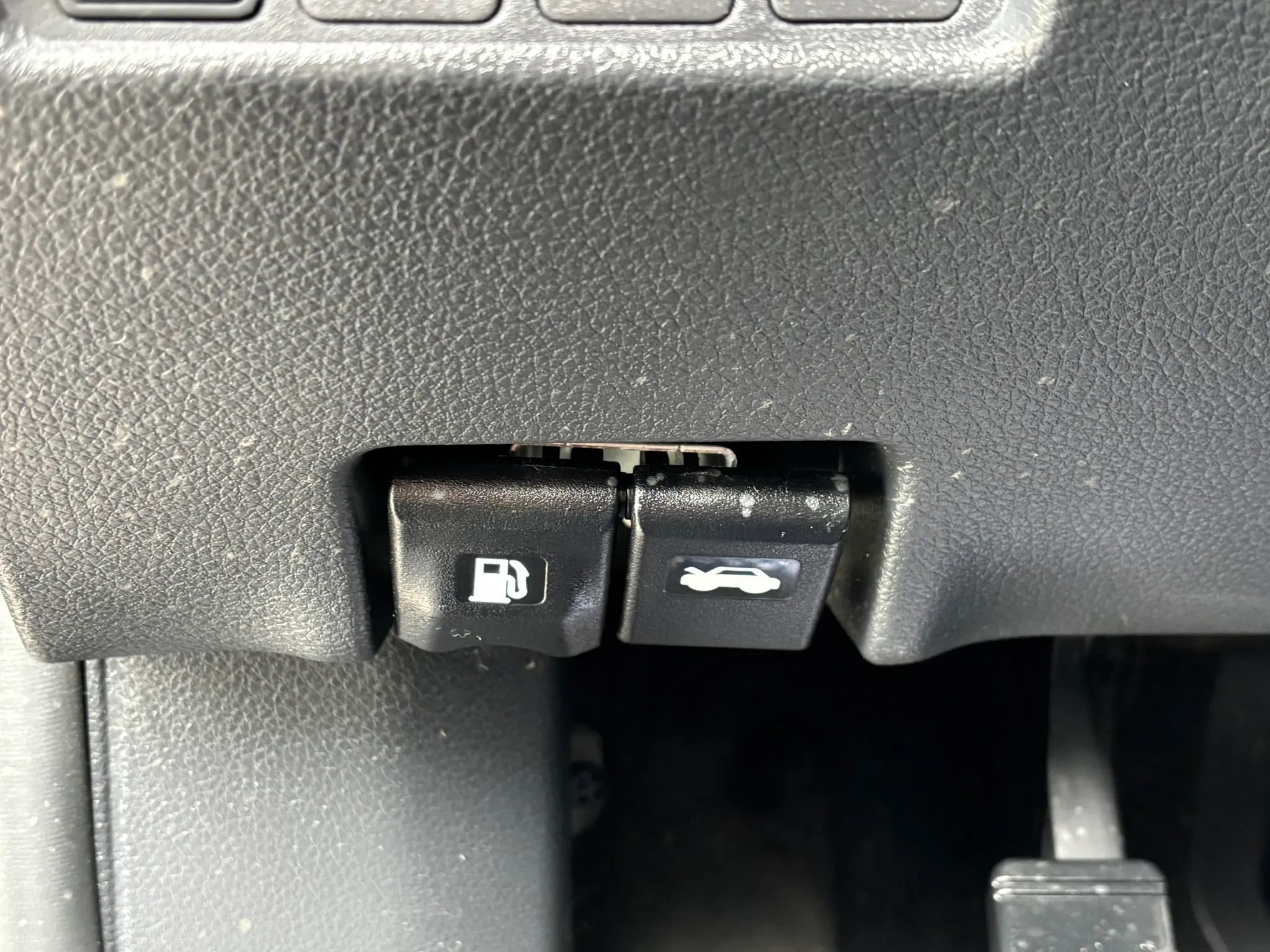 Used 2015 Nissan Rogue S image 18