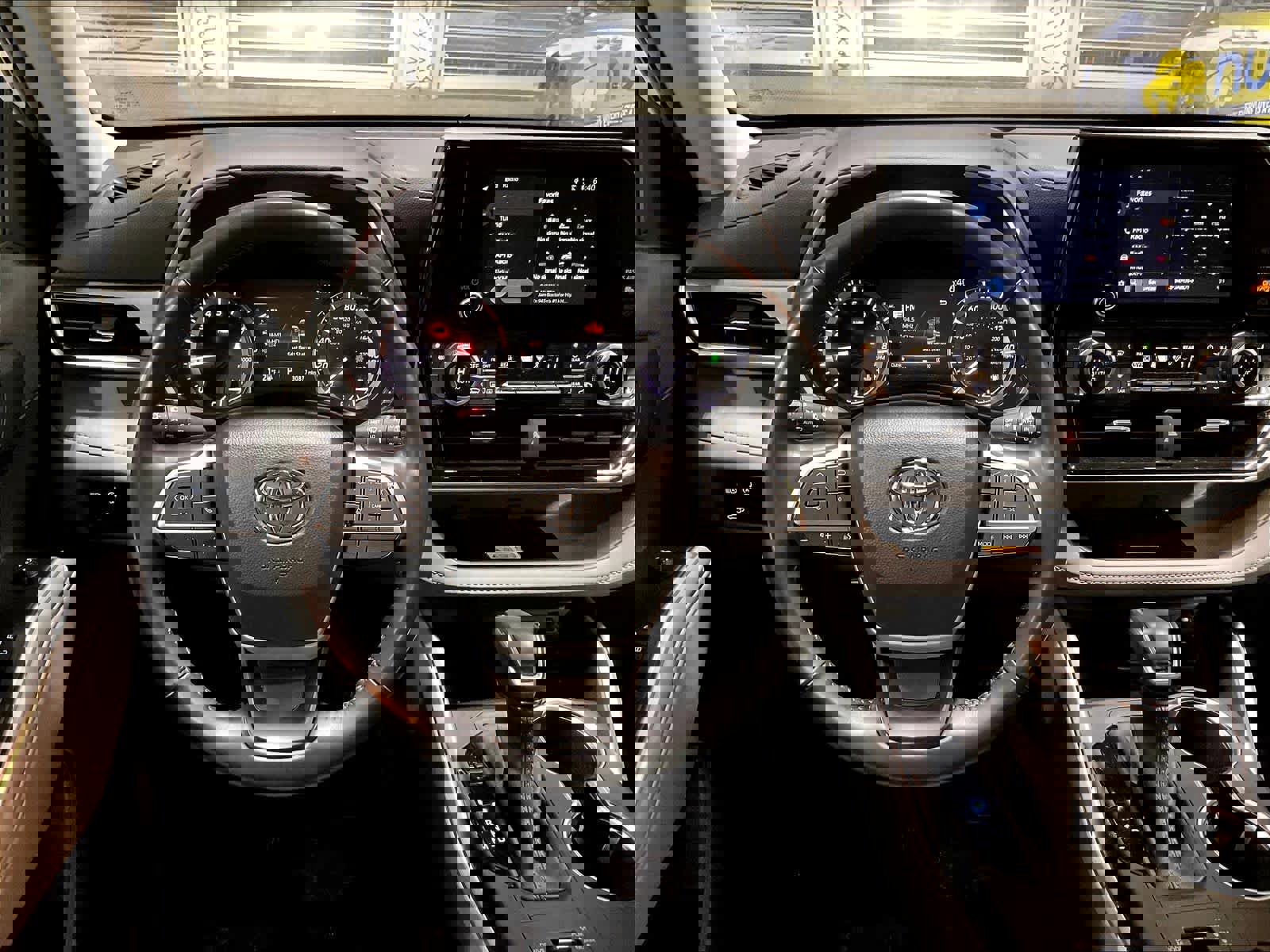 Used 2023 Toyota Highlander XLE image 18