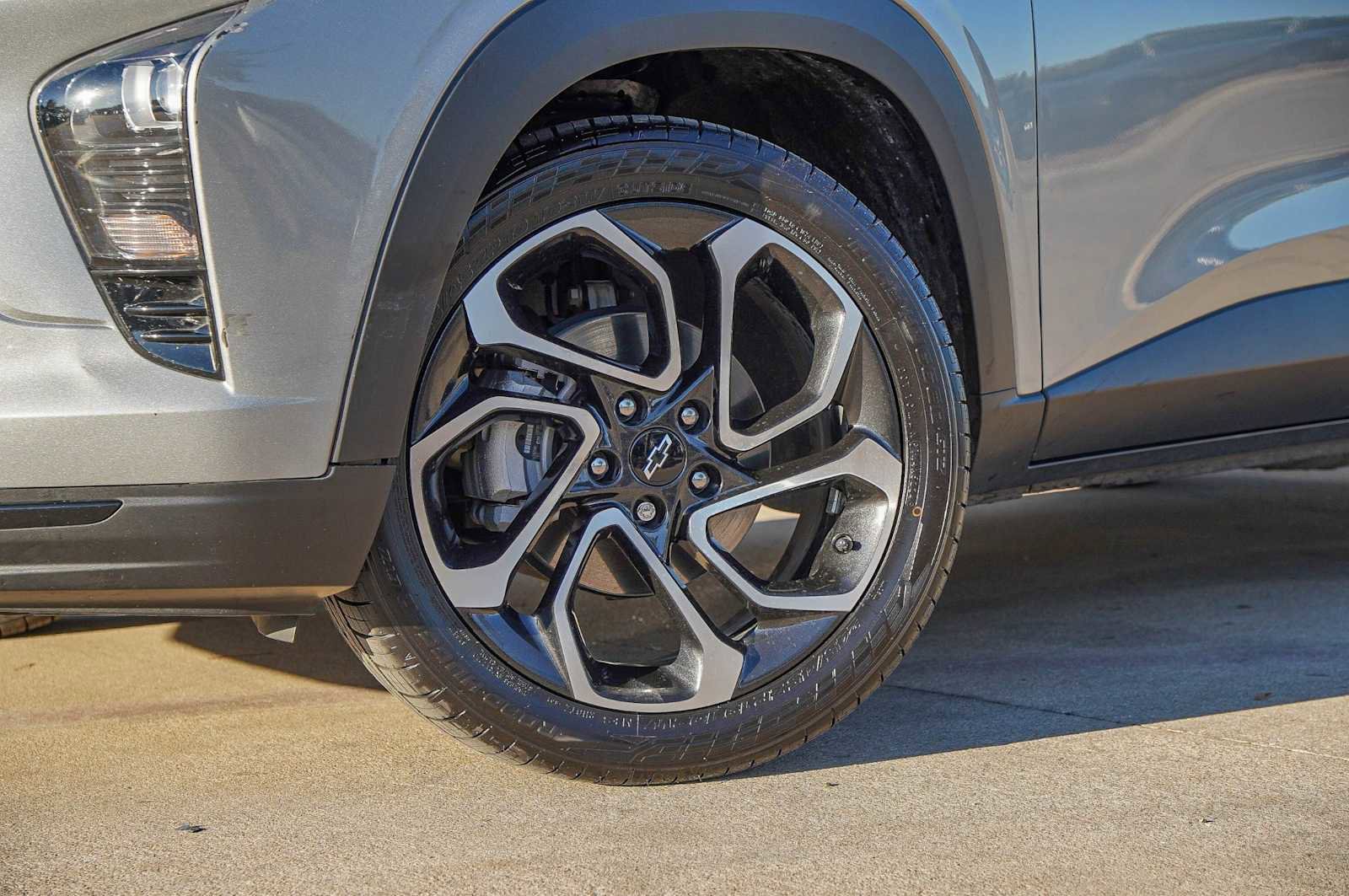 Used 2024 Chevrolet Trax RS w/ Sunroof Package image 2