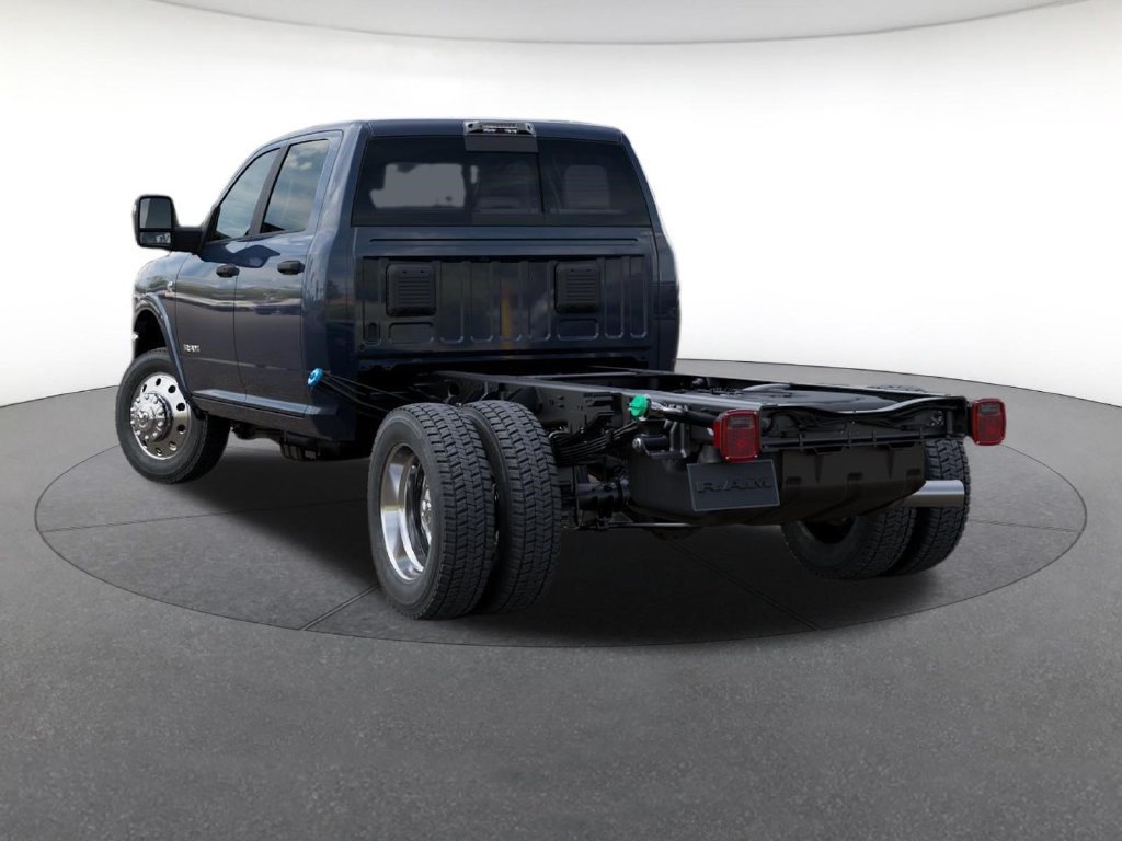 New 2026 RAM 4500 4x4 Crew Cab DRW image 3