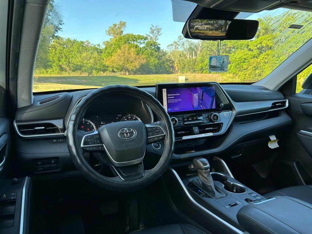 Used 2024 Toyota Highlander XLE image 12