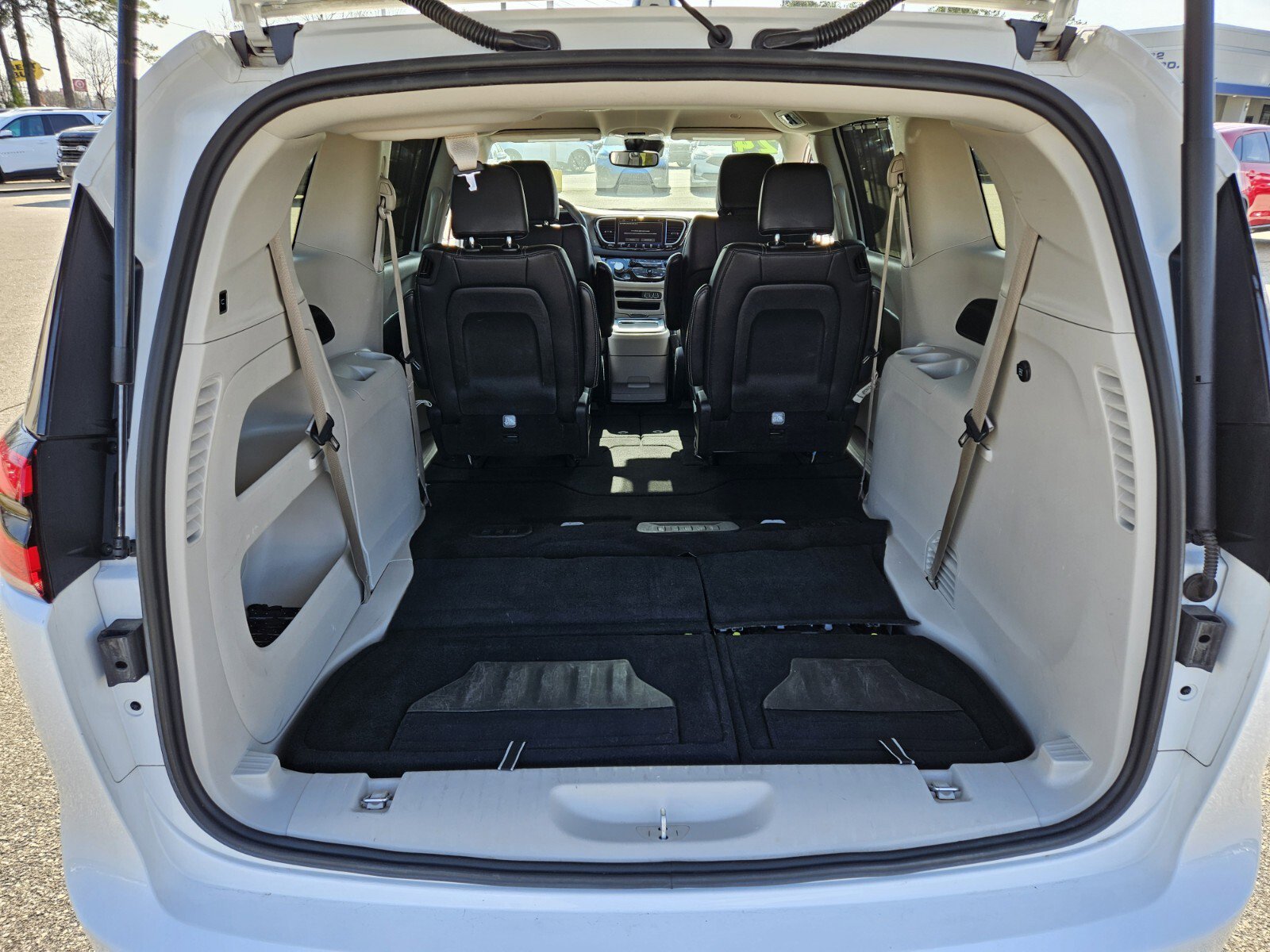 Used 2024 Chrysler Pacifica Touring-L FWD image 16