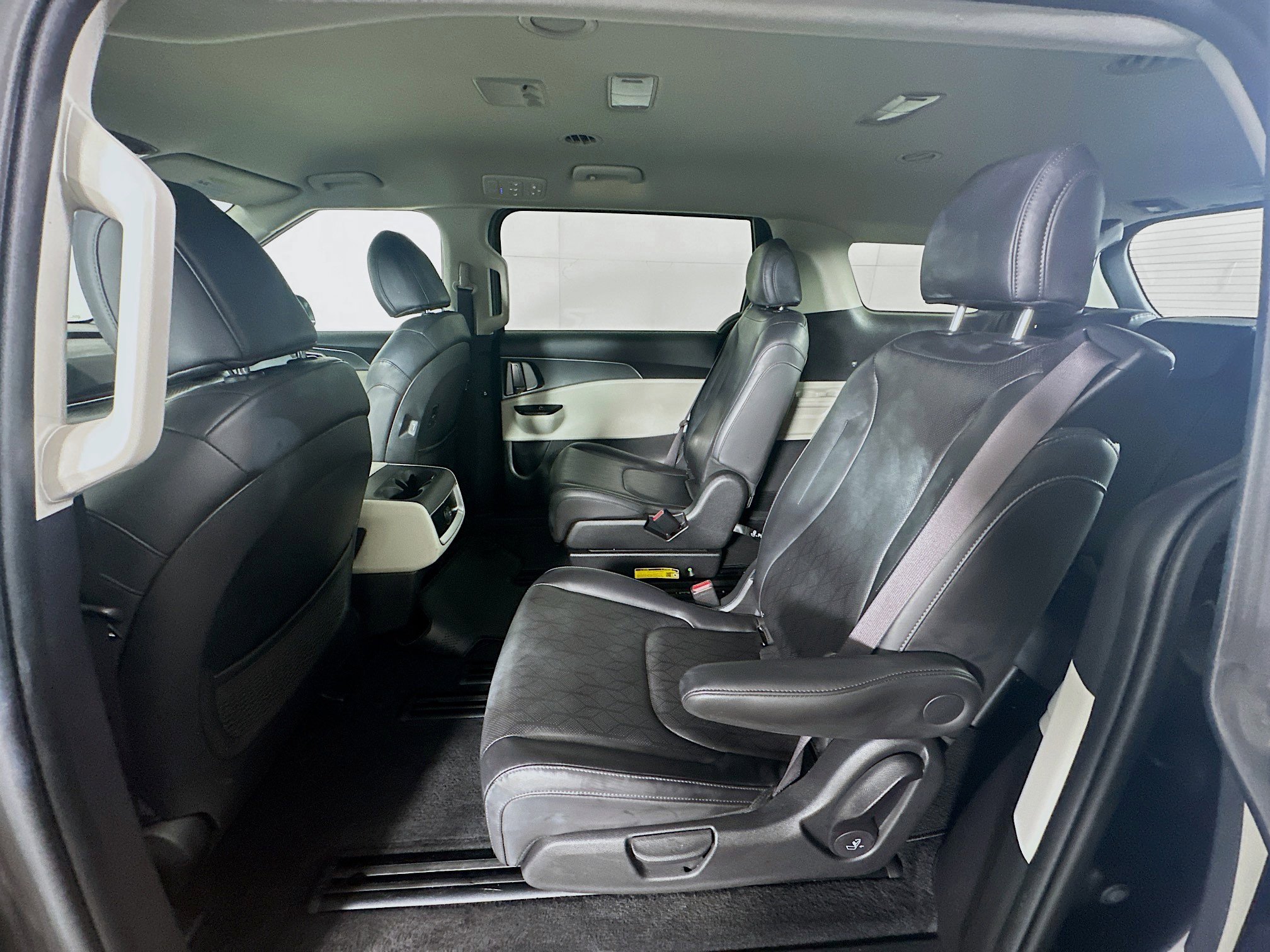 Used 2024 Kia Carnival LX image 27