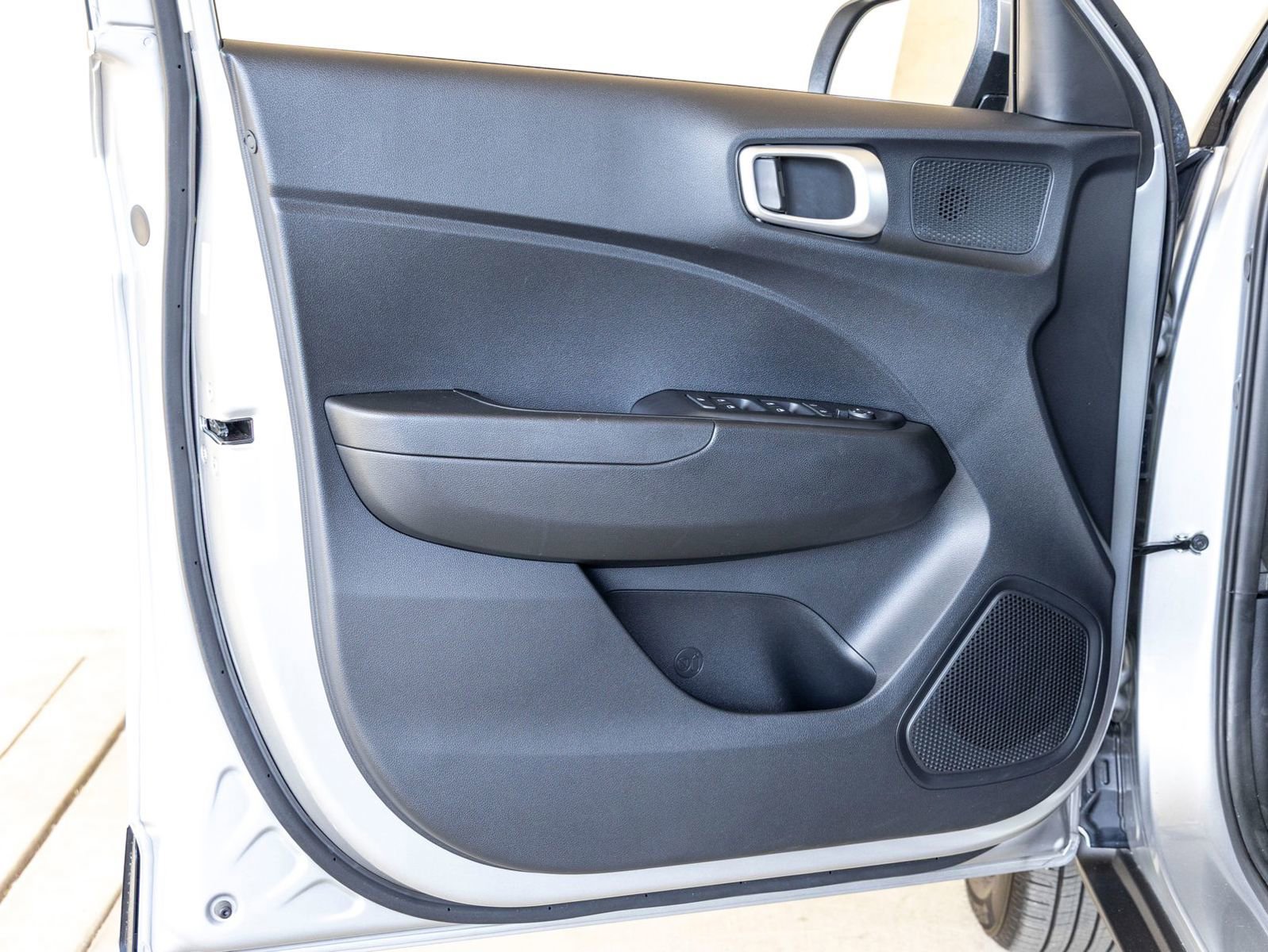 Used 2025 Hyundai Venue SE image 14