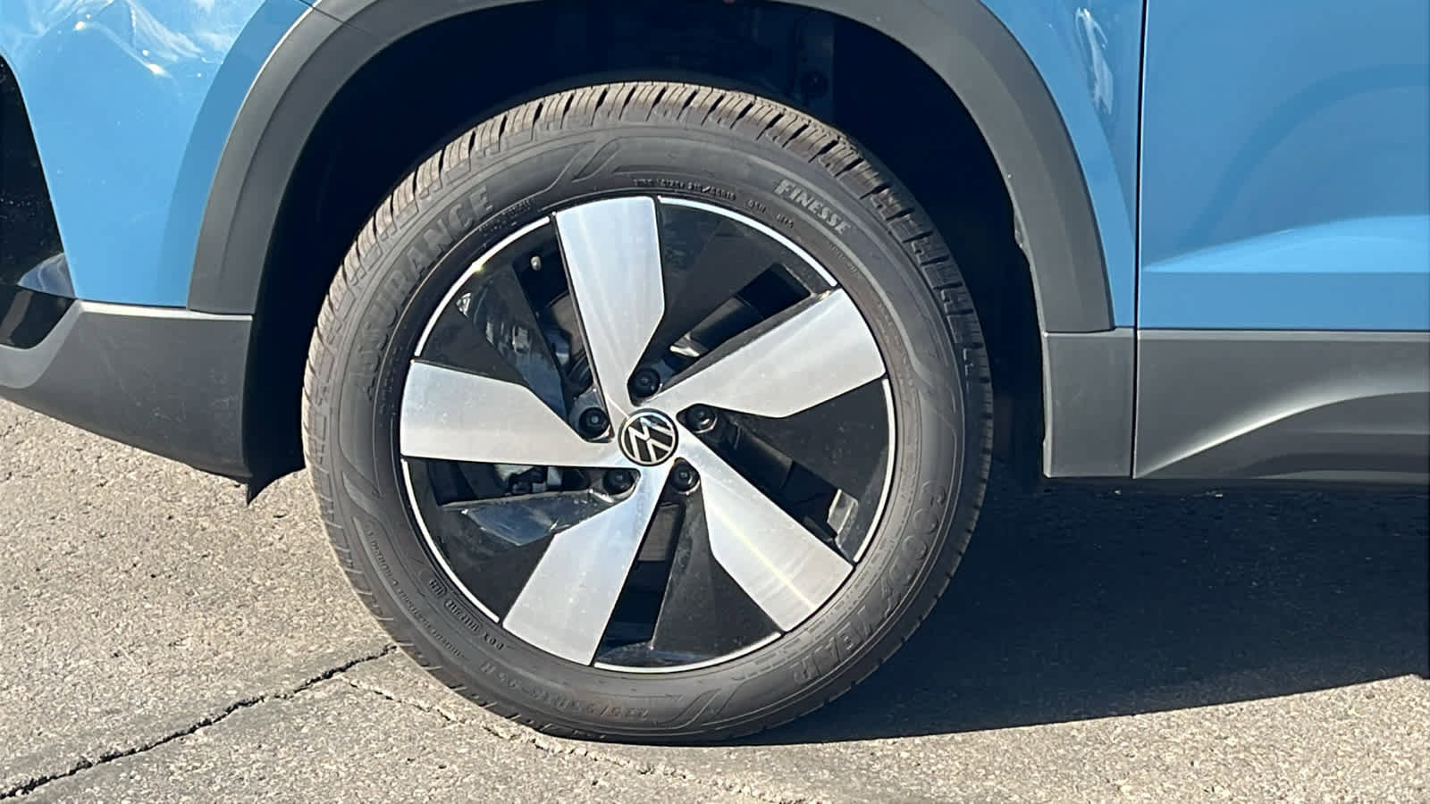 Used 2025 Volkswagen Taos SE image 9