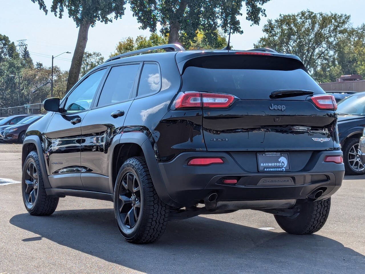 Used 2017 Jeep Cherokee Trailhawk w/ Cold Weather Group image 11