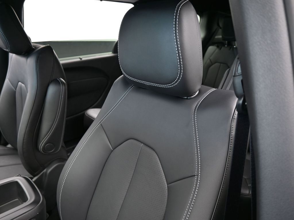 Used 2025 Chrysler Pacifica Select image 16