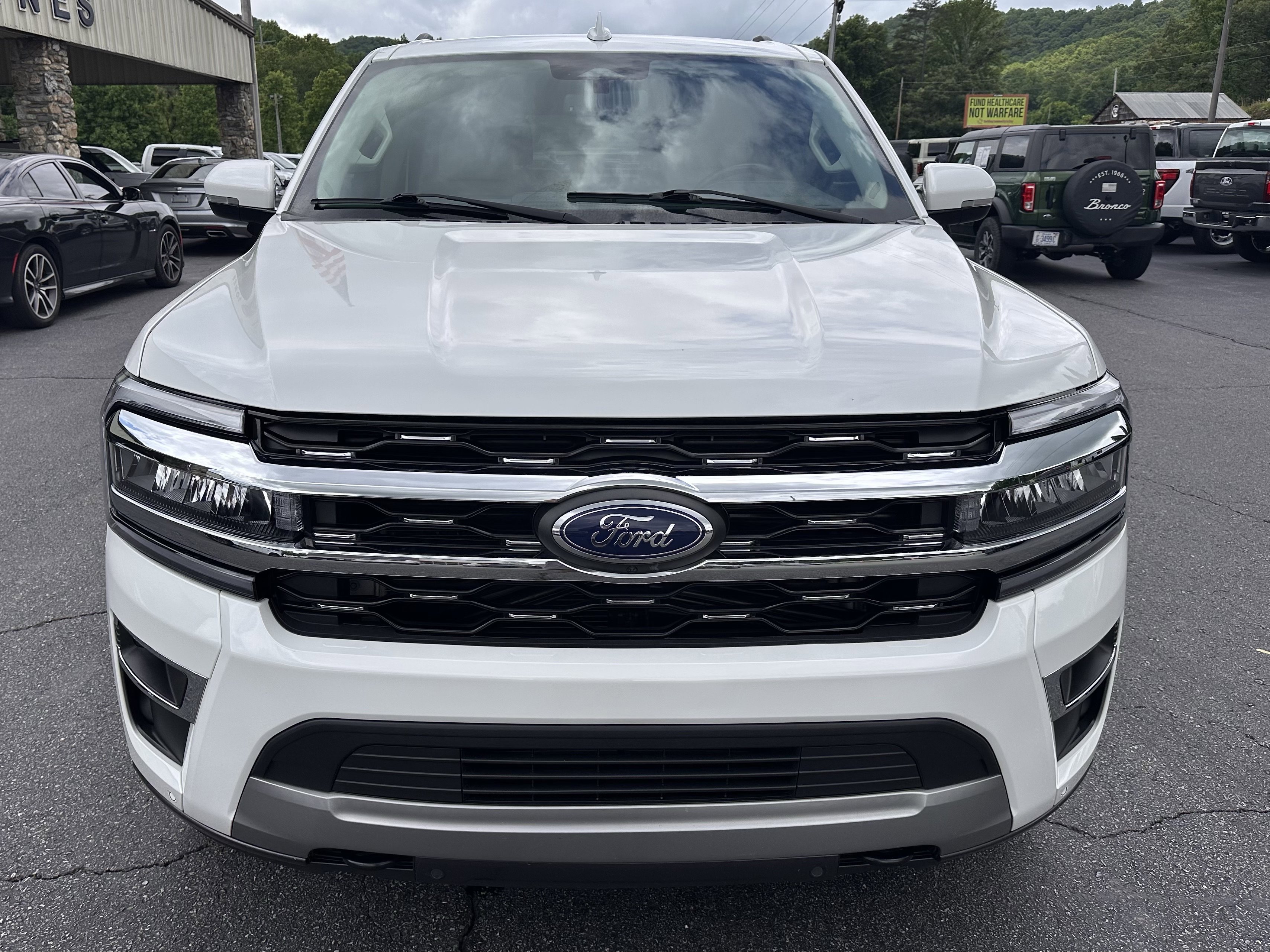 Used 2024 Ford Expedition Limited AWD/4WD image 3