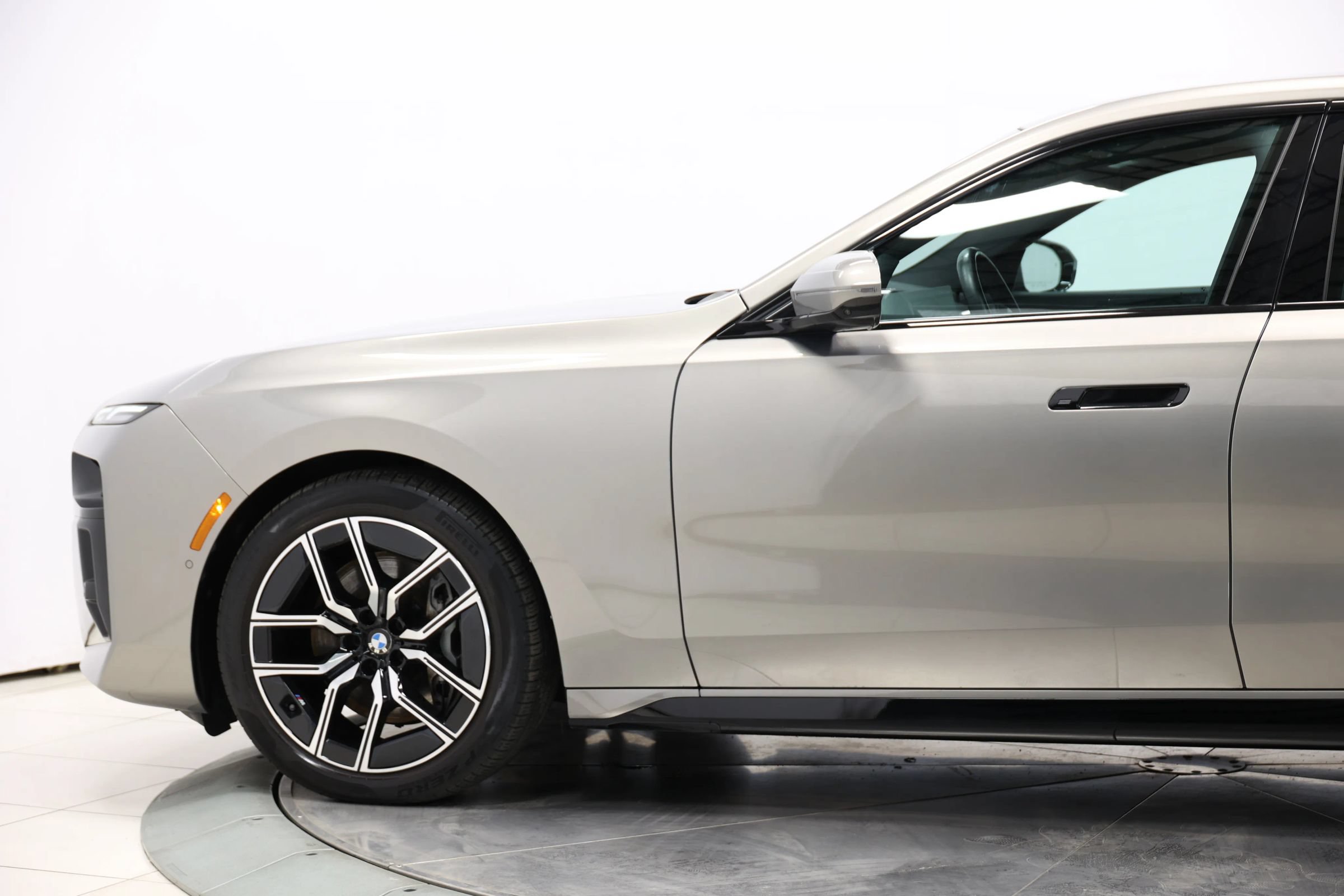 Used 2023 BMW 740i w/ Parking Assistance Package RWD image 6