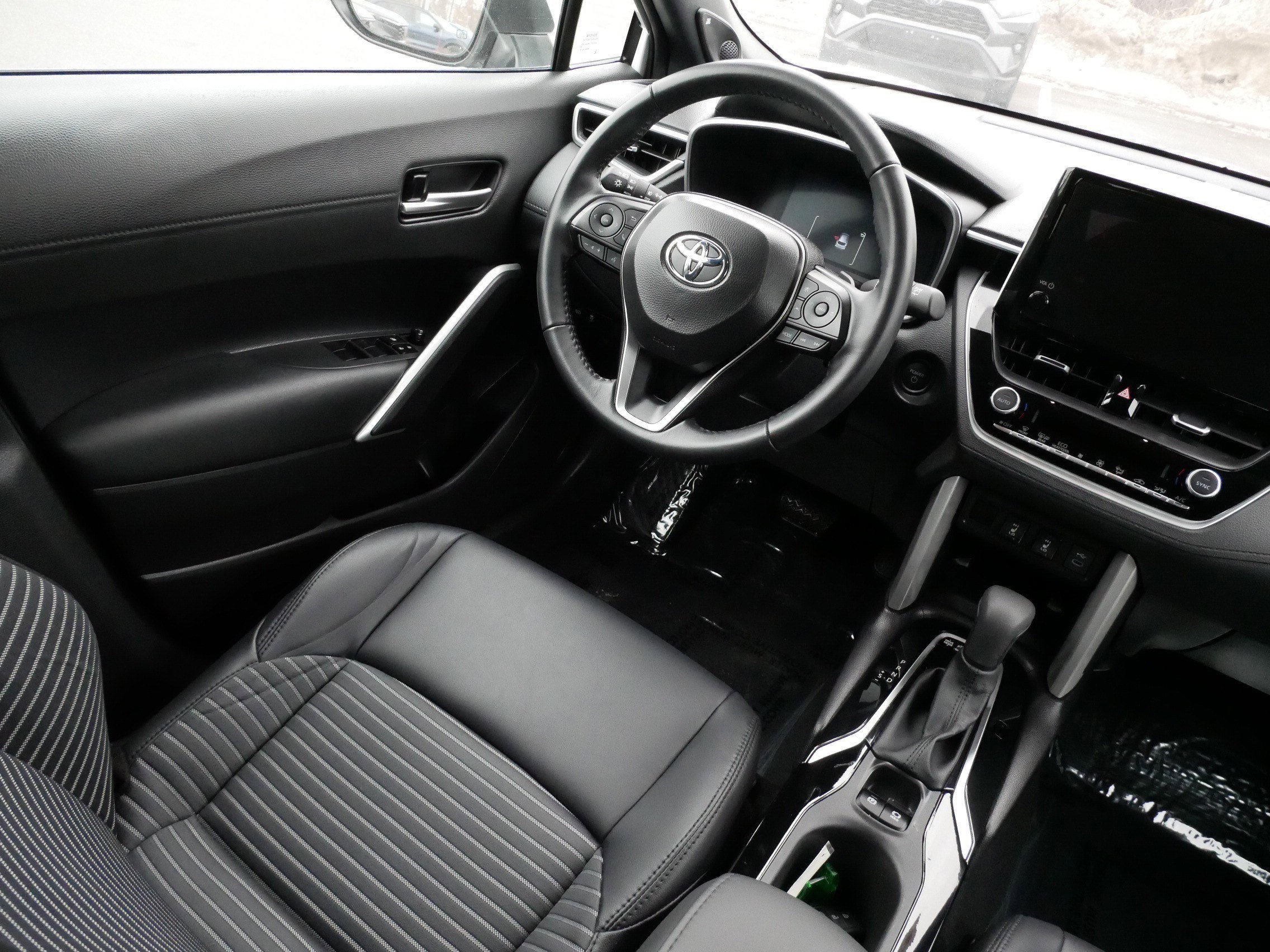 Used 2024 Toyota Corolla Cross XSE w/ Convenience Package image 9