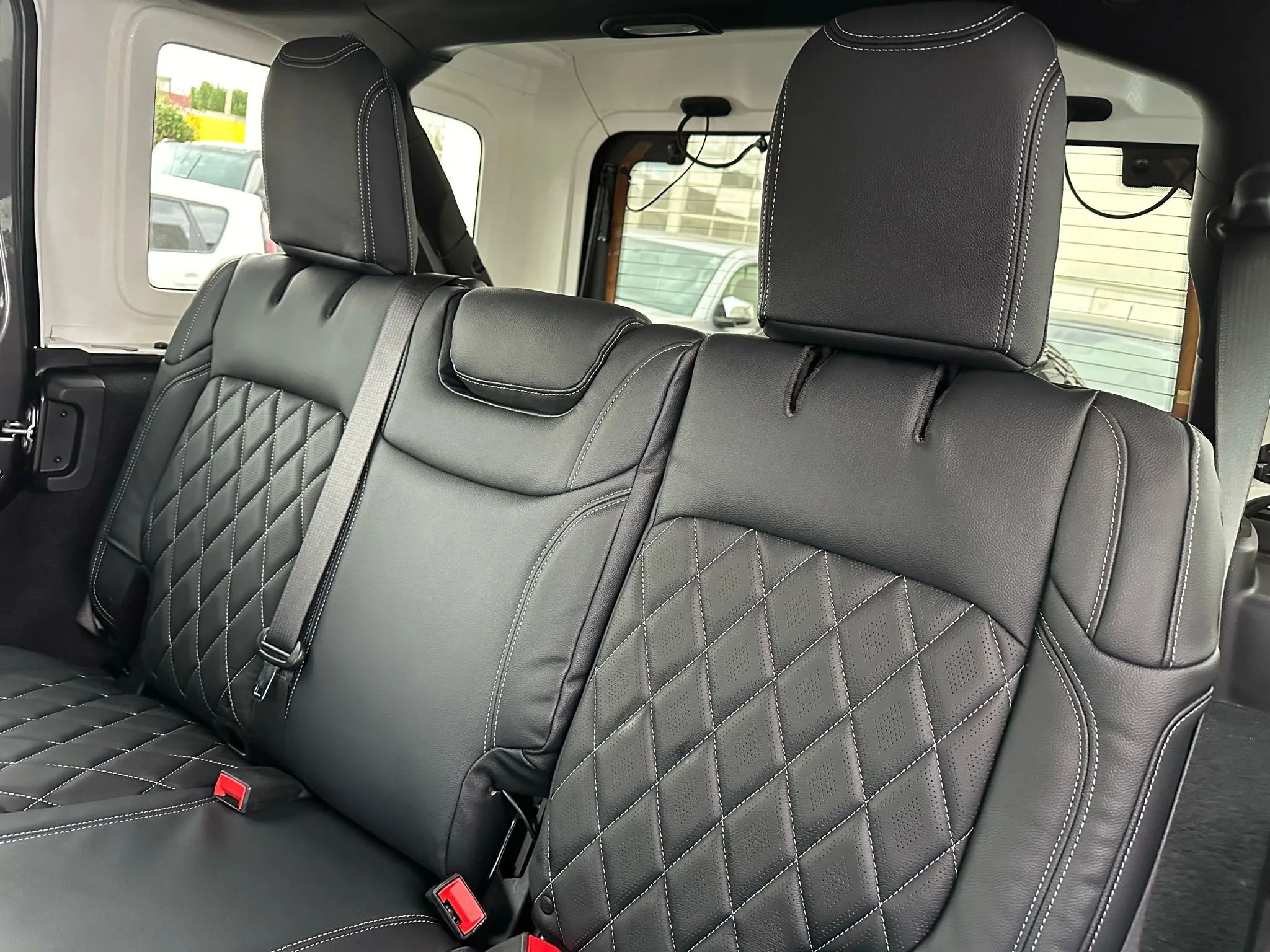 Used 2018 Jeep Wrangler Unlimited Sahara image 11