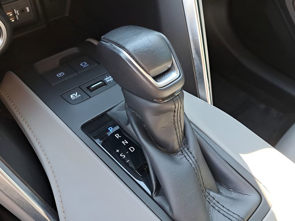 Used 2022 Toyota Venza LE image 27