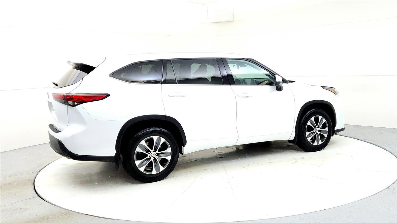Used 2022 Toyota Highlander XLE image 6