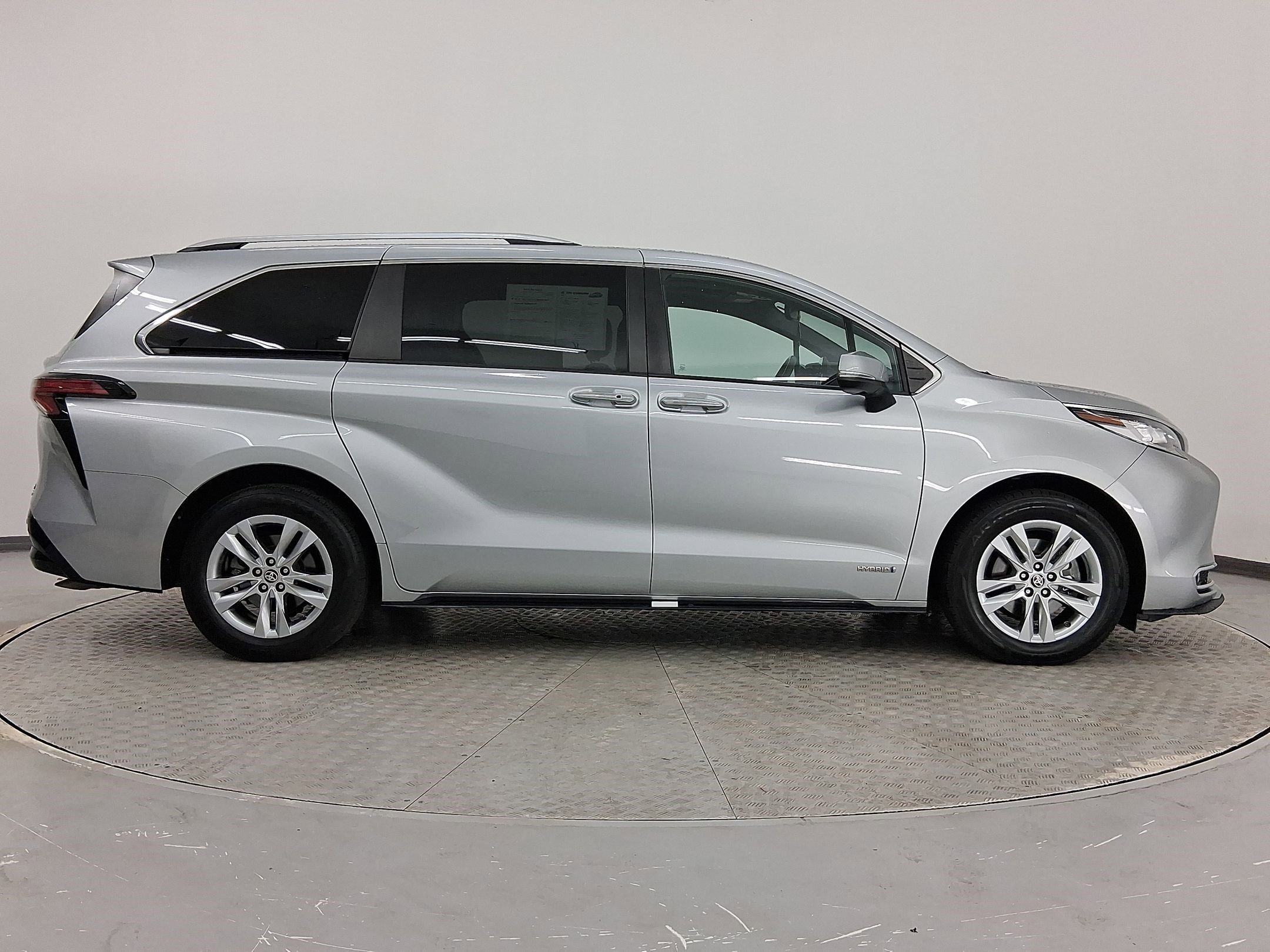 Used 2021 Toyota Sienna Limited image 8