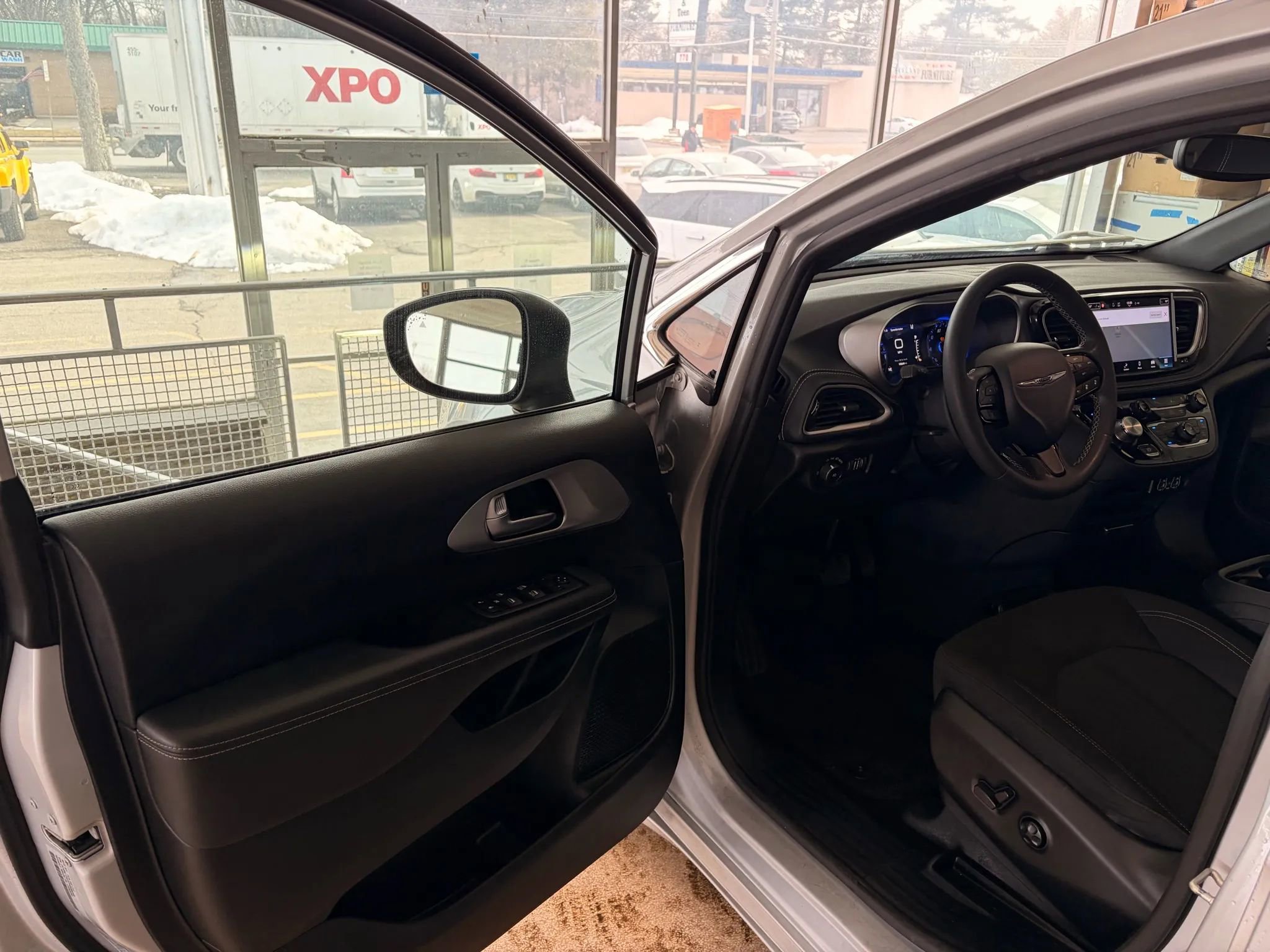 Used 2023 Chrysler Pacifica Touring image 9