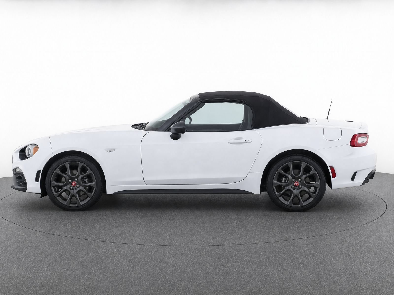 Used 2017 FIAT 124 Spider Abarth RWD image 3